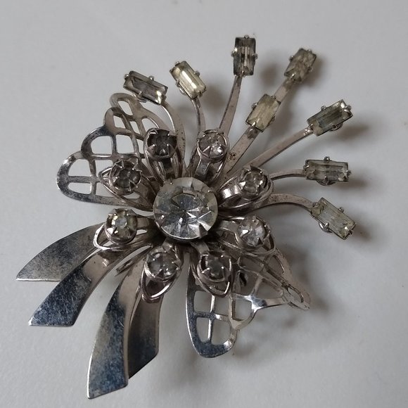 Vintage Decorative Metal Brooch - Picture 1 of 13